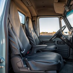 Kunstleder Sitzbezug als Werkstattschoner für Fahrersitz – universeller Sitzschutz mit Kopfstützenabdeckung und Gurtschlitz – geeignet für LKW Transporter und Wohnmobil