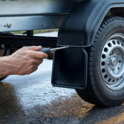 Schmutzfänger Set 2 Stück schwarz 23 x 20 cm universal für Auto LKW Anhänger Wohnmobil langlebiger Spritzschutz gegen Schlamm Wasser und Schmutz idealer Schutz für Fahrzeugkarosserie und Radbereich