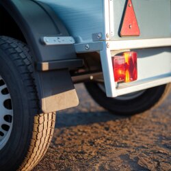 Nebelschlussleuchte 1 Stück 75 x 85 x 50 mm E9 12V fuer PKW und Anhaenger inkl Gluehbirne BA15s und Befestigung langlebiges Nebelschlusslicht mit 16 cm Kabel energieeffizient und robust