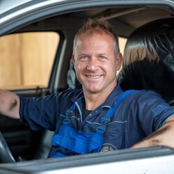 Schonbezug Autositz Vordersitz 2er Set Universal XXL 210x75x60 mit starkem Gummizug Werkstatt Sitzschoner Kunstleder wasserabweisend schwarz Seitenairbag geeignet