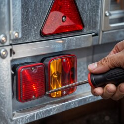 2x Rückleuchte 75x85x55mm Kunststoff Rot 12V Nebelschlussleuchte Set Universal Anhänger Beleuchtung mit Halterung BA15s Birne Heckmontage links rechts