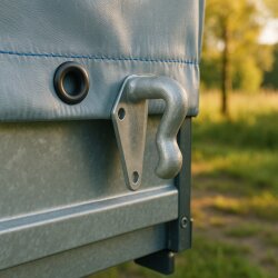 Planenhaken 20er Set 40x45 mm aus feuerverzinktem Gusseisen. Dreiloch-Haken für Anhängernetze und Planen. Robust, korrosionsgeschützt, ideal für Autoanhänger.