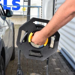 Kabeltrommel leer Kunststoff schwarz gelb Handkabeltrommel mit Drehknopf und Griff für Aufwicklung von Kabel Schlauch Seil bis 25 m Innenachse 13,2 cm