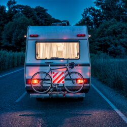 Warnschild Fahrradträger 50x50 cm Warntafel Rot Weiß 4x Reflektor mit E Prüfzeichen Ecken mit 4x Metallösen Fahrradträger Wohnmobil Anhänger LKW Deutschland