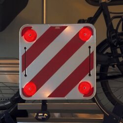 Warnschild Fahrradträger 50x50 cm Warntafel Rot Weiß 4x Reflektor mit E Prüfzeichen Ecken mit 4x Metallösen Fahrradträger Wohnmobil Anhänger LKW Deutschland