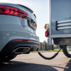 Spiralkabel 13-polig für Anhänger und Caravan – robustes Anhängerkabel mit 12-Volt Anschluss – flexibles Verbindungskabel für Wohnwagen & Bootstrailer – bodenfrei